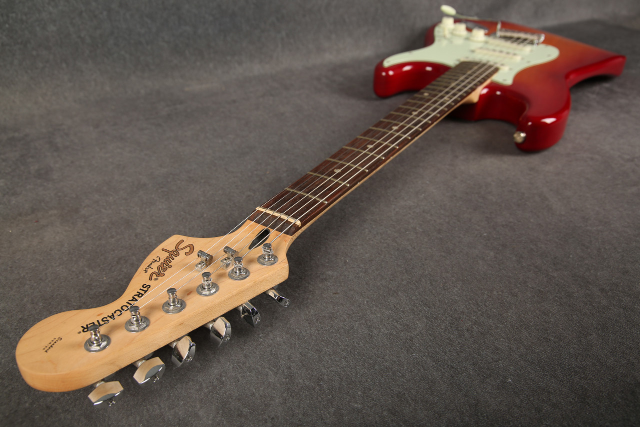ギター Squier Standard Series Stratocaster Squier Standard Series Stratocaster Cherry Sunburst 2nd Hand