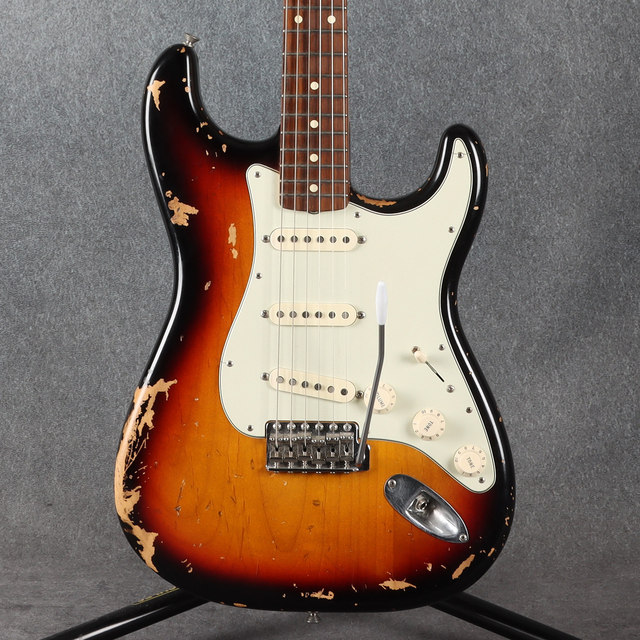 Fender Classic Series 60s Stratocaster Lacquer Relic Sunburst 2nd