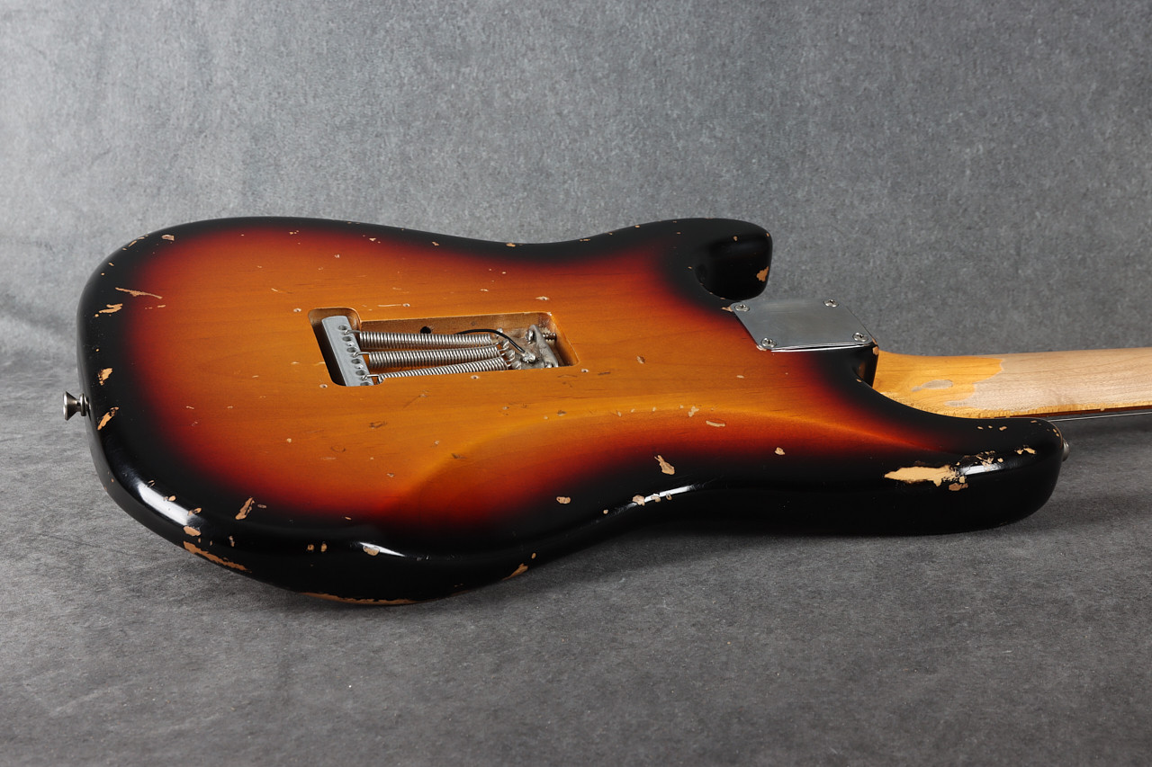 Fender Classic Series 60s Stratocaster Lacquer Relic Sunburst 2nd