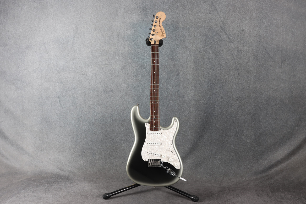 【要リペア】Squier Stratocaster Silver Series Squier Standard Stratocaster Reverse Silver Burst 2nd Hand | Rich