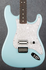 Fender Limited Edition Tom Delonge Stratocaster - Daphne Blue - MX23108654