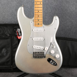 Fender H.E.R. Stratocaster - Chrome Glow - Gig Bag - 2nd Hand
