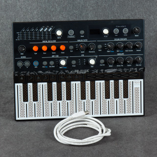 Arturia MicroFreak Paraphonic Hybrid Synthesizer - USB Cable - 2nd Hand Arturia MicroFreak Paraphonic Hybrid Synthesizer - USB Cable - 2nd Hand