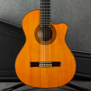 Alhambra 7F CIP Electro-Acoustic Flamenco - Natural - Hard Case - 2nd Hand Alhambra 7F CIP Electro-Acoustic Flamenco - Natural - Hard Case - 2nd Hand