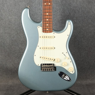 Fender Roadhouse Deluxe Strat with Fender Player Neck Mystic Ice Blue - 2nd Hand