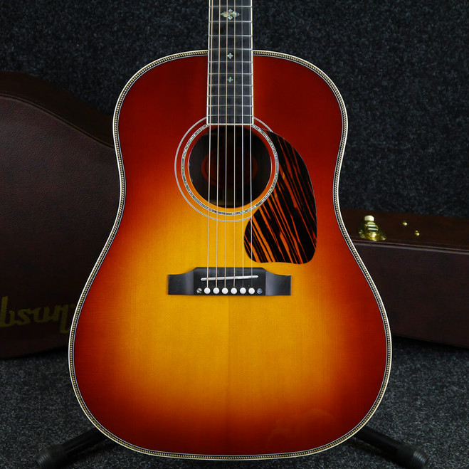 Gibson J-45 Custom Acoustic Guitar - Sunburst w/Hard Case - 2nd Hand