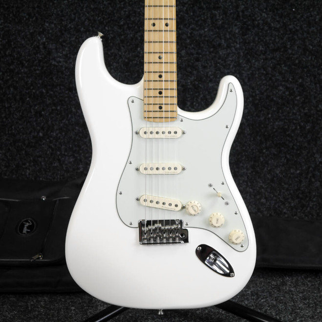 Fender Deluxe Roadhouse Stratocaster - White w/Gig Bag - 2nd Hand