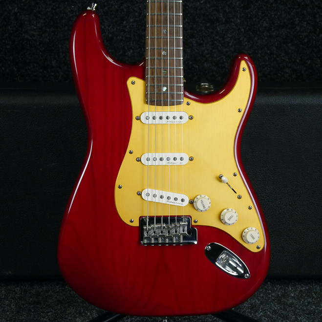 Fender Deluxe Stratocaster -Red w/Hard Case - 2nd Hand