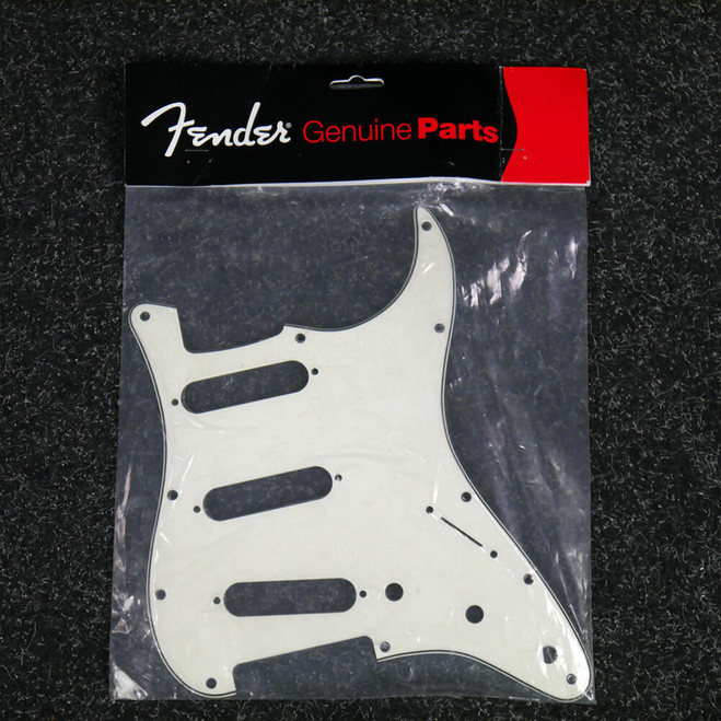 Fender Pickguard, Strat, 11 Hole, 3-Ply, Parchment - 2nd Hand