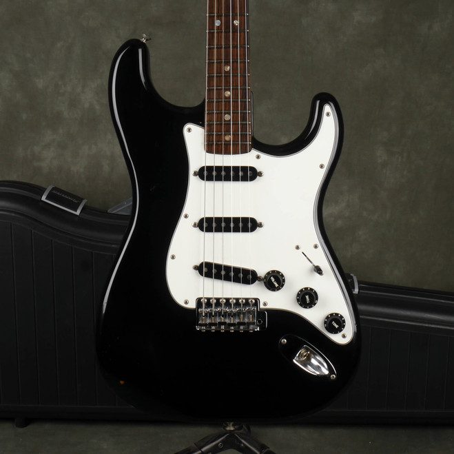 Fender 1977/78 Stratocaster - Black w/Hard Case - 2nd Hand