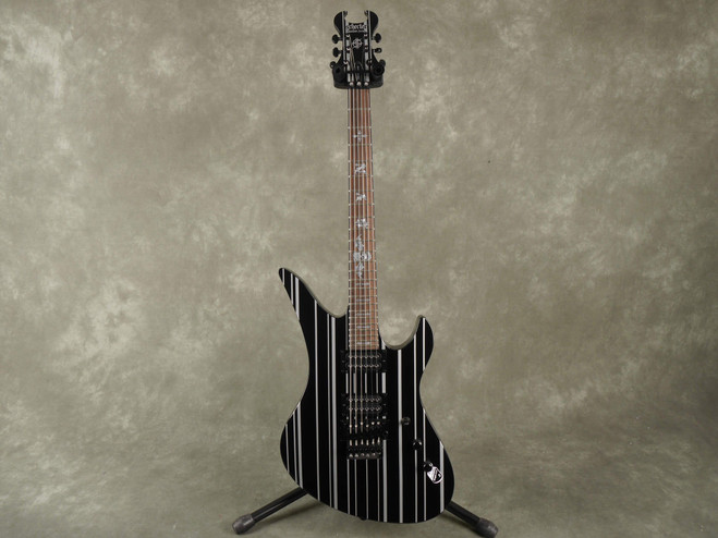 Schecter Synyster Gates Custom - Black w/Silver Pinstripes - 2nd Hand
