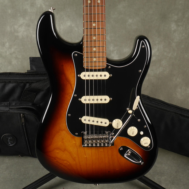 Fender Deluxe Stratocaster - Sunburst w/Gig Bag - 2nd Hand