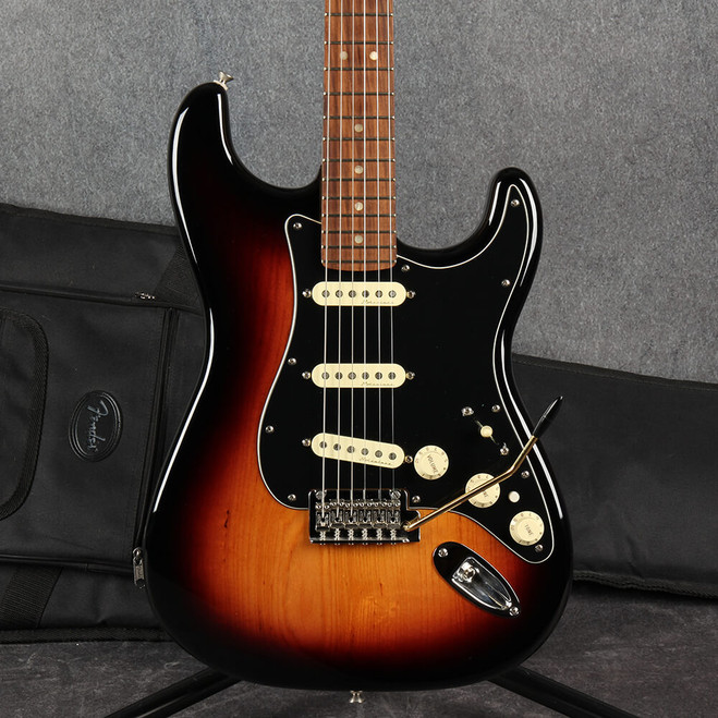 Fender Mexican Deluxe Series Stratocaster - 3-Tone Sunburst - Gig Bag - 2nd Hand