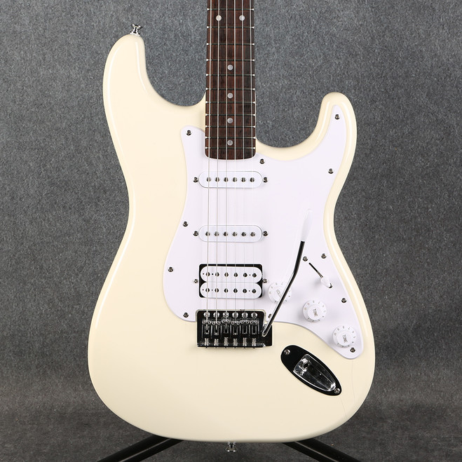 Squier Bullet Stratocaster HSS Tremolo - Arctic White - 2nd Hand