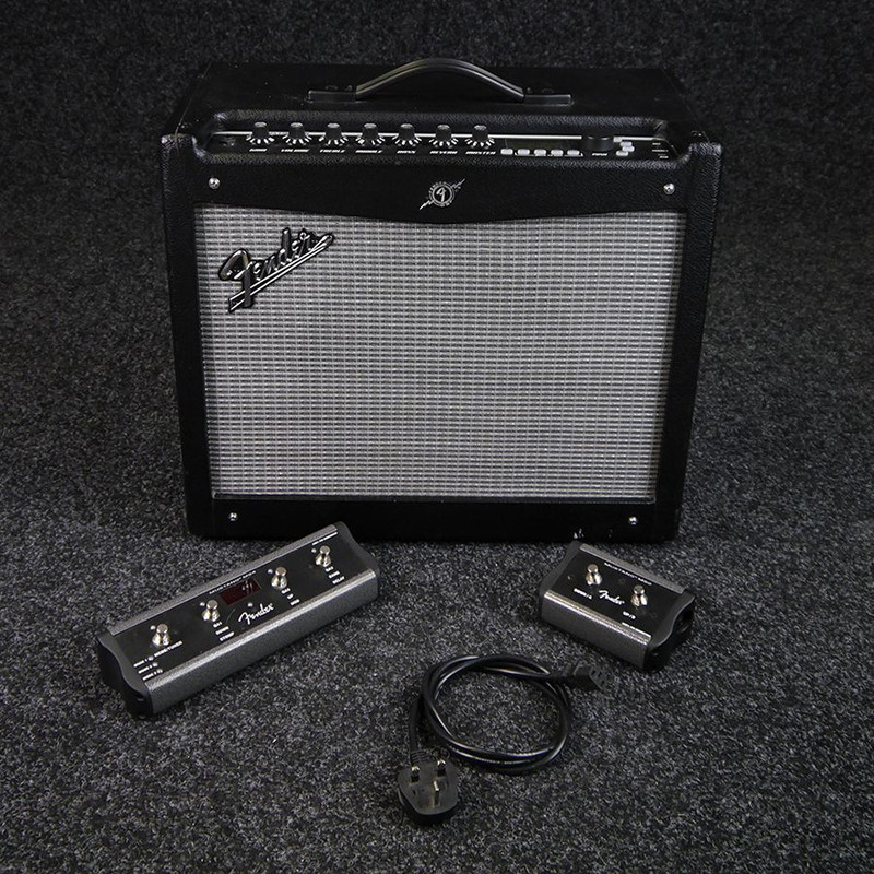 Fender Mustang III V.2 Combo Amp w/ 2 & 4 Button Footswitch - 2nd Hand Fender Mustang III V.2 Combo Amp w/ 2 & 4 Button Footswitch - 2nd Hand