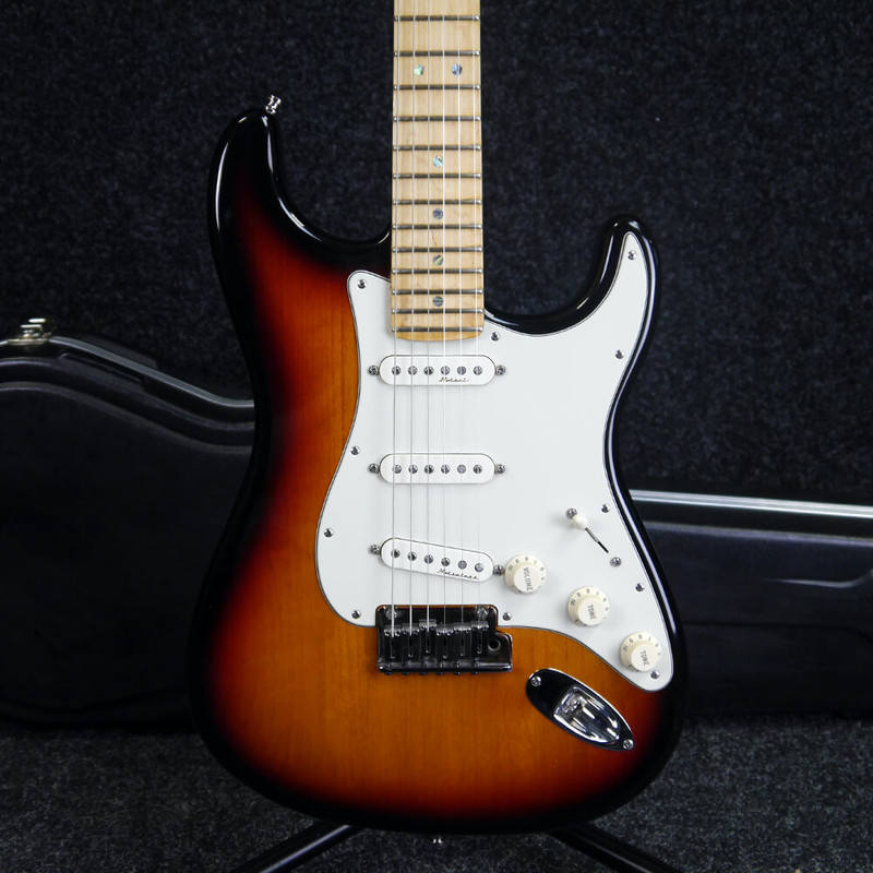 Fender American Deluxe Stratocaster - 3-Tone Sunburst w/Hard Case - 2nd Hand