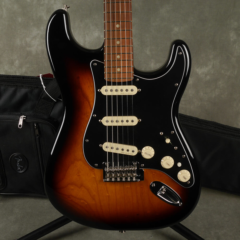 Fender Deluxe Stratocaster - Sunburst w/Gig Bag - 2nd Hand (111406) Fender Deluxe Stratocaster - Sunburst w/Gig Bag - 2nd Hand (111406)