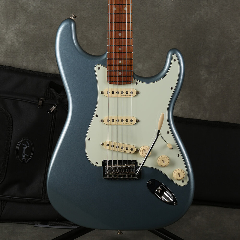 Fender Deluxe Roadhouse Stratocaster - Mystic Ice Blue w/Gig Bag - 2nd Hand