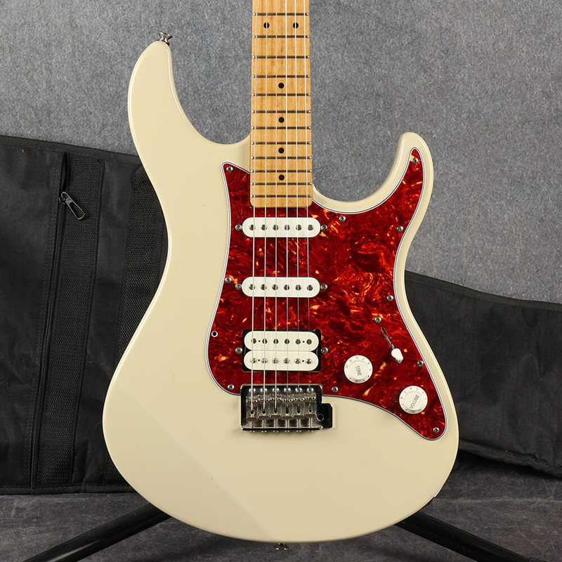 Yamaha Pacifica 112M Electric Guitar - White - Gig Bag - 2nd Hand Yamaha Pacifica 112M Electric Guitar - White - Gig Bag - 2nd Hand