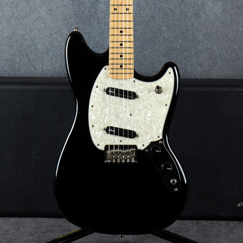 Fender Mustang Offset Series 2016 - Diamarzio Hotrail - Black - Case - 2nd Hand Fender Mustang Offset Series 2016 - Diamarzio Hotrail - Black - Case - 2nd Hand