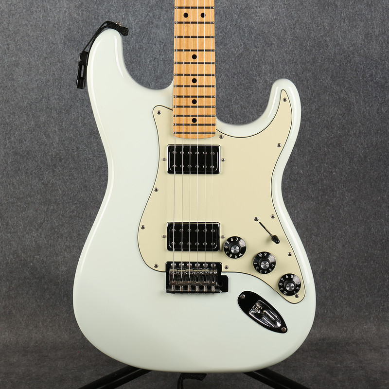 Fender Blacktop Stratocaster HH - Artec Splendor PUPs - Sonic Blue - 2nd Hand Fender Blacktop Stratocaster HH - Artec Splendor PUPs - Sonic Blue - 2nd Hand