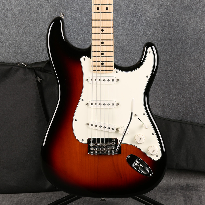 Fender Player Stratocaster - 3 Tone Sunburst - Gig Bag - 2nd Hand Fender Player Stratocaster - 3 Tone Sunburst - Gig Bag - 2nd Hand