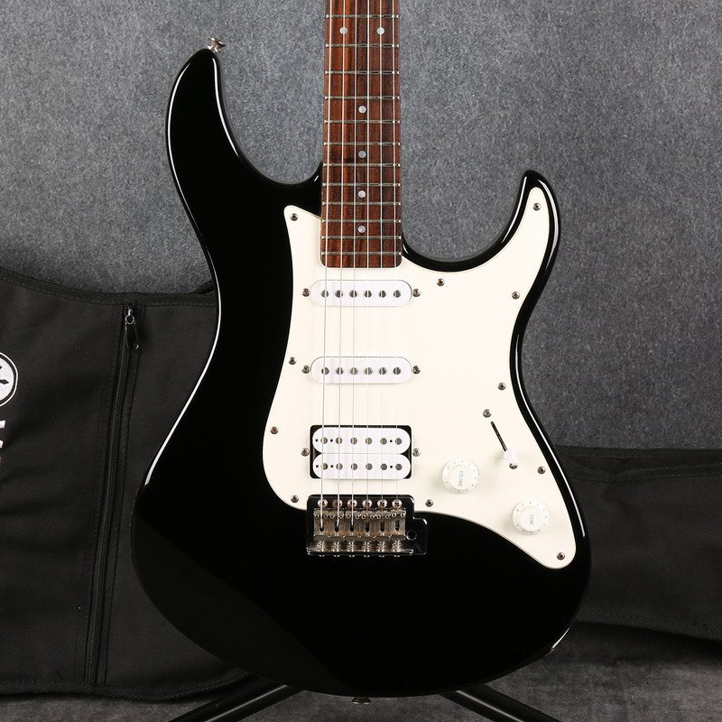 Yamaha Pacifica 012 - Black - Gig Bag - 2nd Hand (139805)