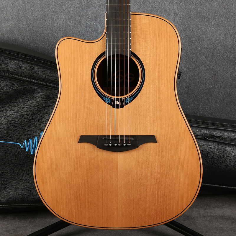LAG Tramontane TLHV15DCE Electro Acoustic - Left Handed - Gig Bag - 2nd Hand LAG Tramontane TLHV15DCE Electro Acoustic - Left Handed - Gig Bag - 2nd Hand