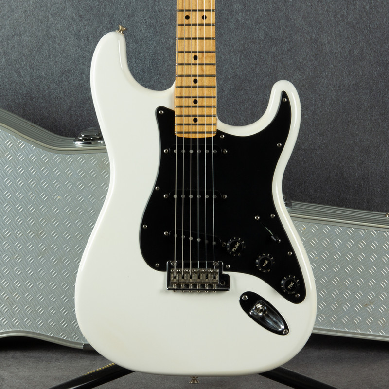 Fender Player Series Stratocaster - Polar White - Hard Case - 2nd Hand Fender Player Series Stratocaster - Polar White - Hard Case - 2nd Hand
