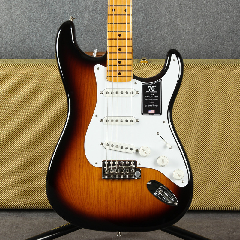 Fender 70th Anni American Vintage II 1954 Stratocaster - Case - 2nd Hand Fender 70th Anni American Vintage II 1954 Stratocaster - Case - 2nd Hand