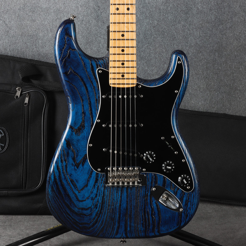 Fender USA Limited Edition Ash Stratocaster Sandblasted Sapphire Blue - 2nd Hand