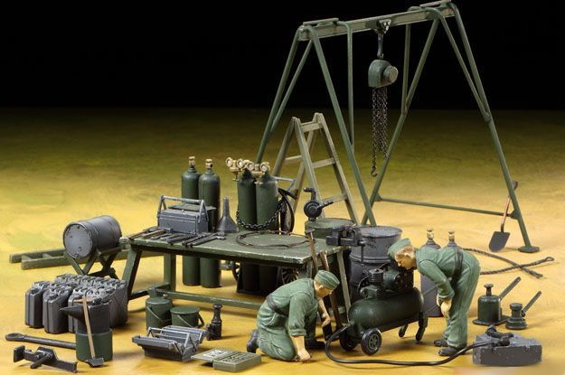 1/35 German Field Maintenance Team (2) & Equipment Set