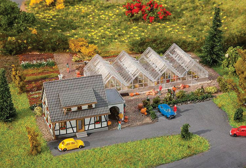 W272-282788  Garden Center -- Kit - House: 5.8 x 4 x 4cm Greenhouse: 10.1 x 5 x 2.1cm