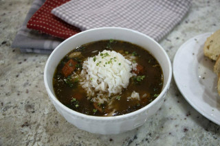 Ragin Cajun Dry Roux 8oz, bowl of flavorful Cajun-style soup with rice and herbs