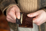 How to Choose a No-Fuss Slim Leather Card Wallet