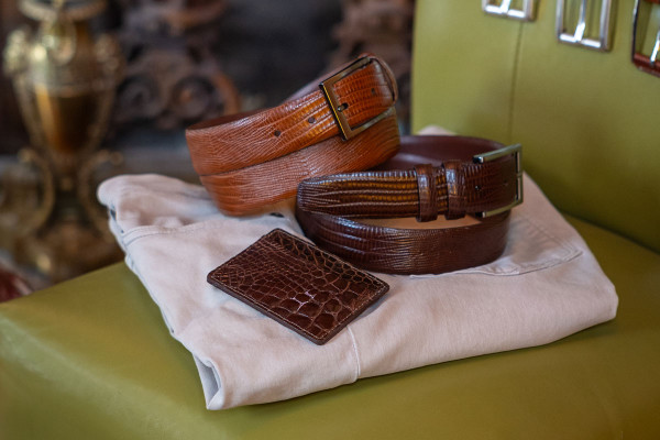 How to Buy an Elegant Yet Minimalist Card Holder Wallet as a Gift