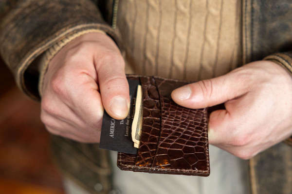 How to Choose a No-Fuss Slim Leather Card Wallet