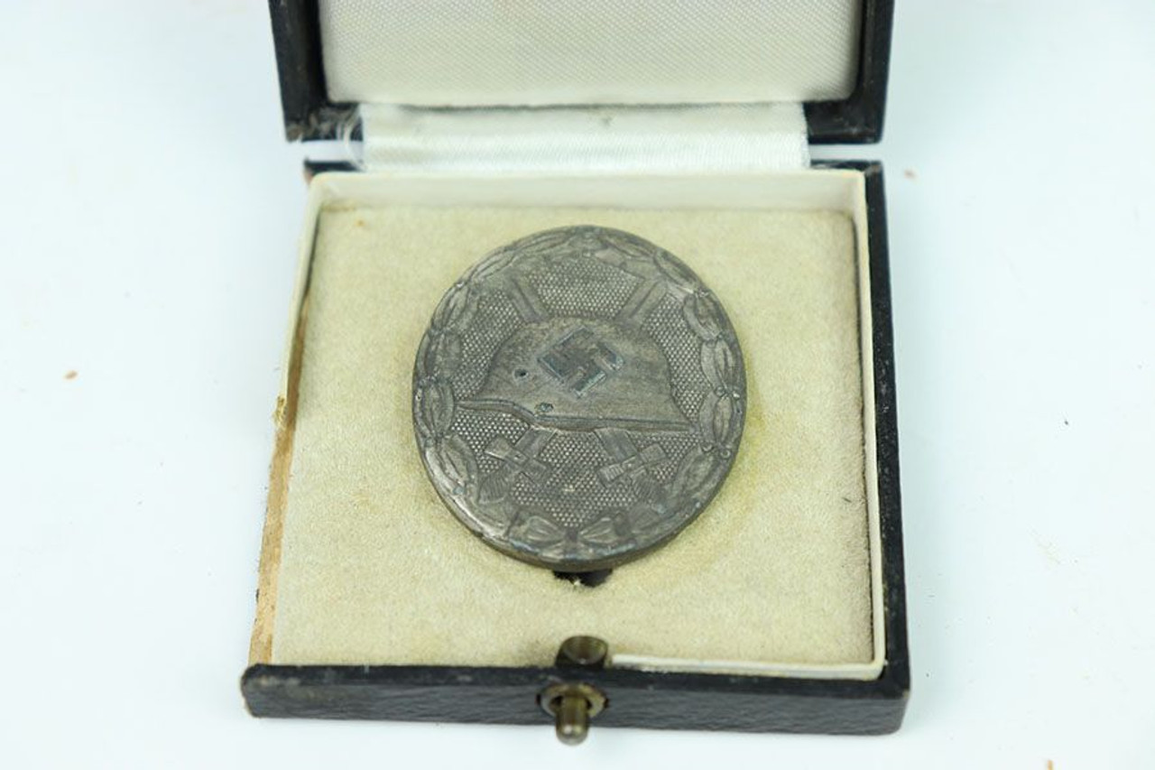 Gold Wound Badge (30 Äì Hauptmunzamt of Vienna) with Case - 1