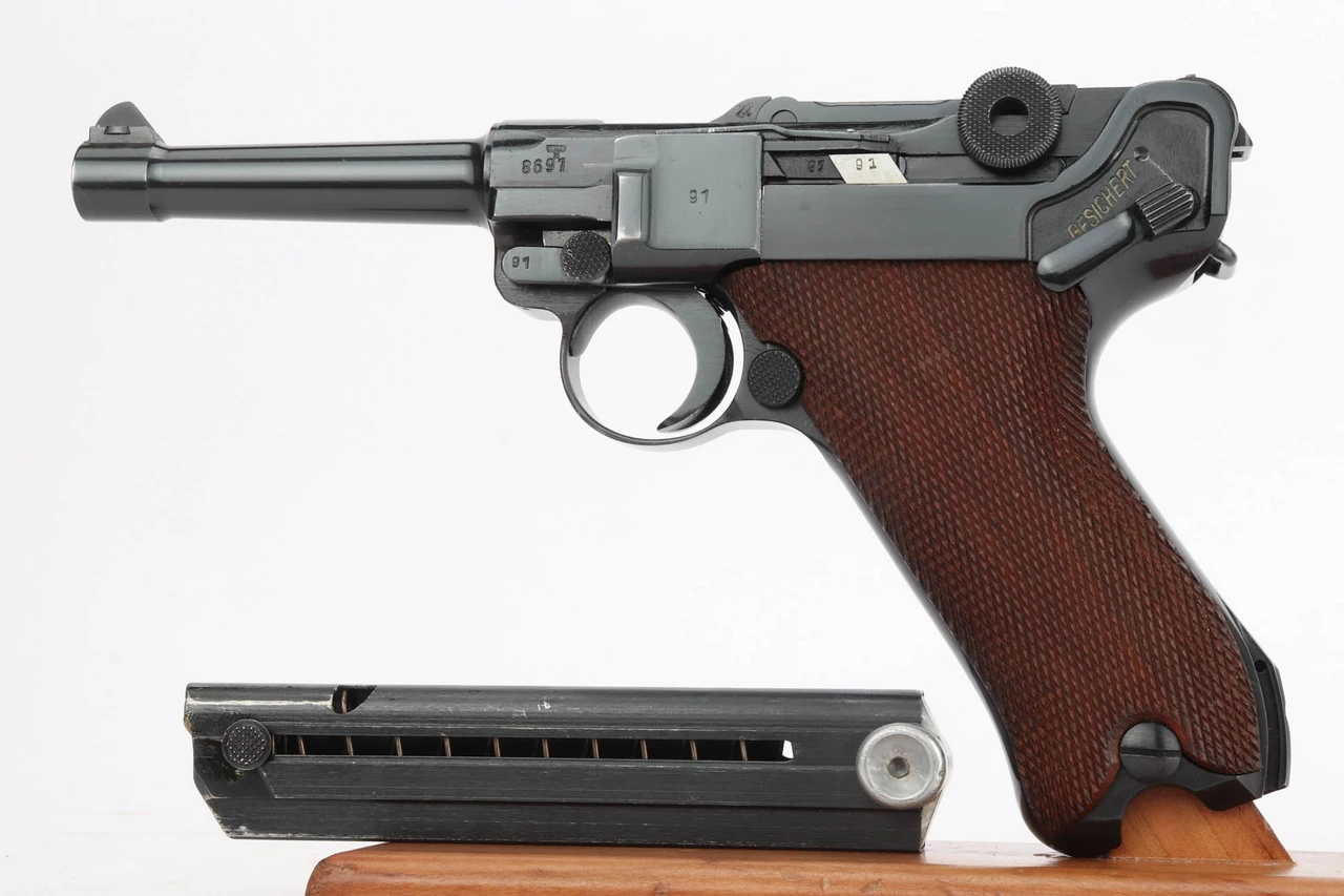 Beautiful 1941 Police Eagle/L Mauser Luger - Matching Magazine
