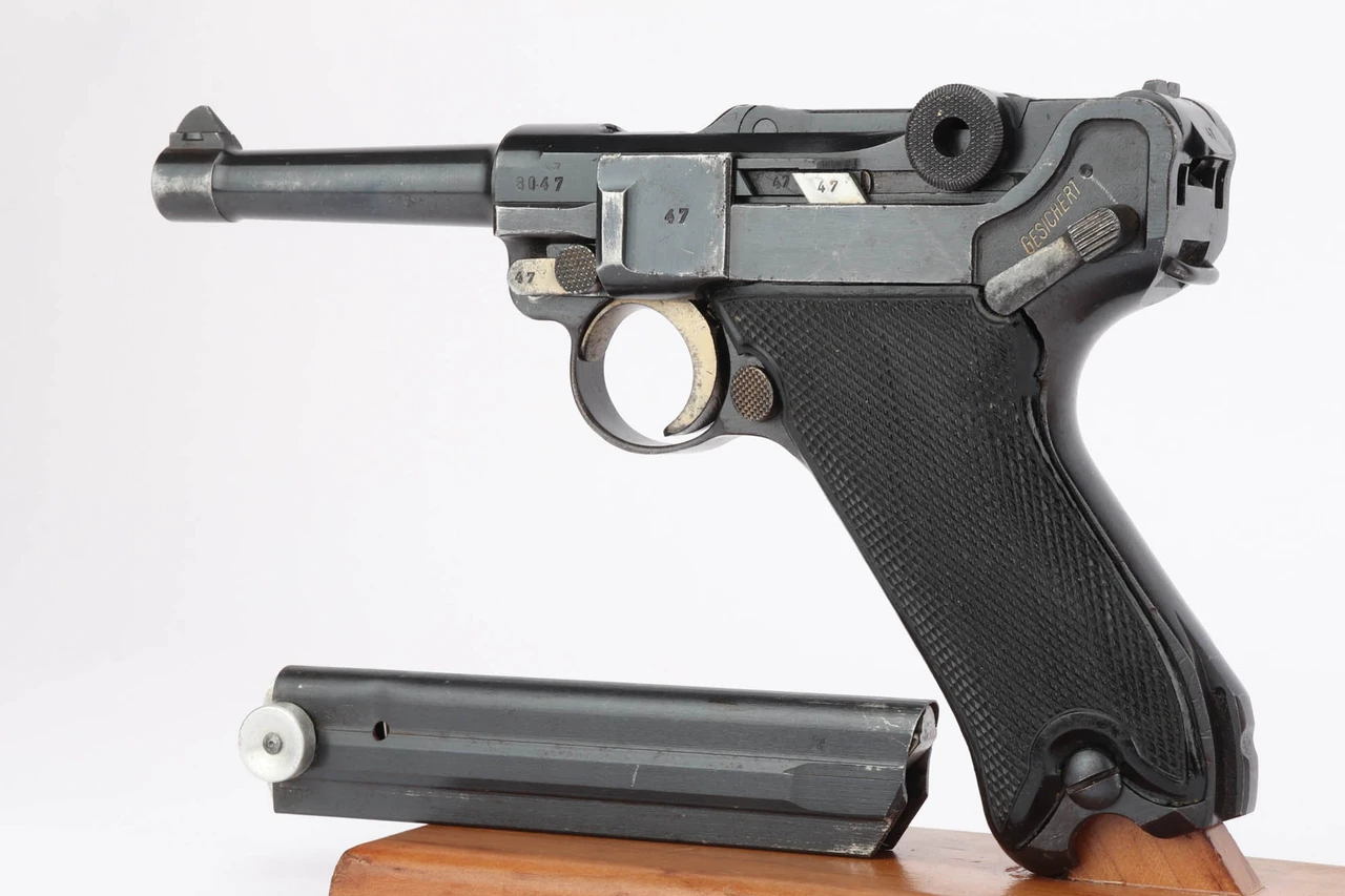 1942 commercial Mauser Banner Luger - left side with magazine