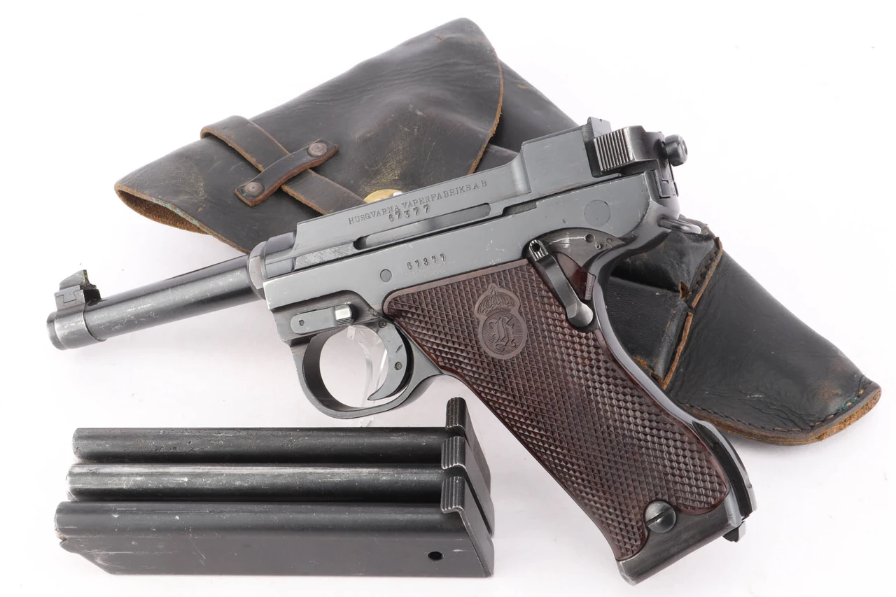 Danish Police RPLT Husqvarna M40 Lahti pistol rig - with holster and magazines