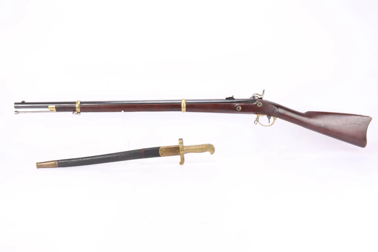 Remington Model 1863 Zouave rifle with bayonet - left side full view with bayonet