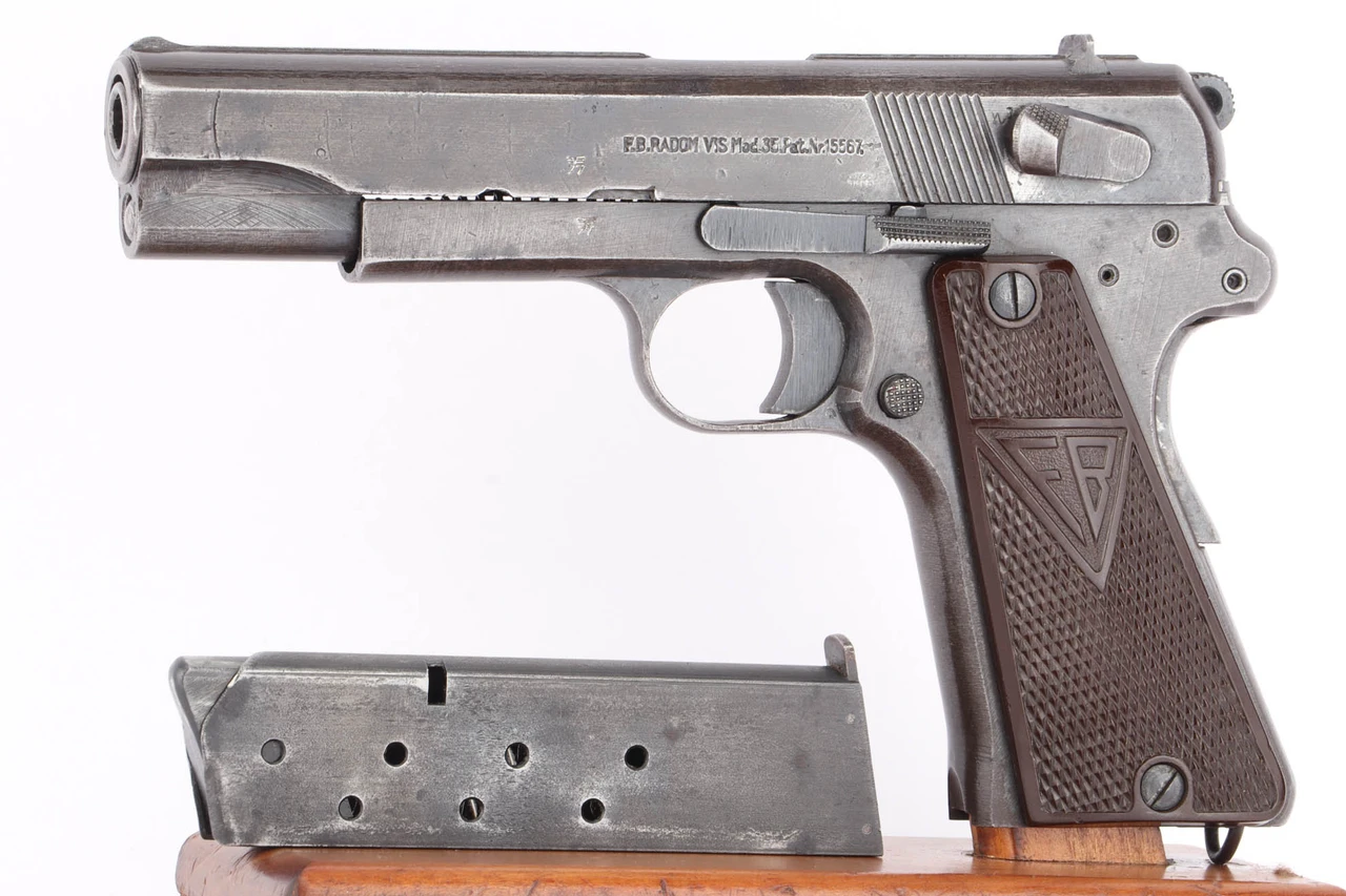 German Military Radom VIS 35 - Reddish Grips