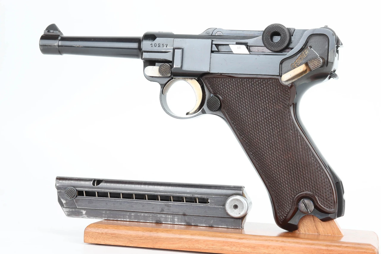 1940 Krieghoff Luger - left side with magazine