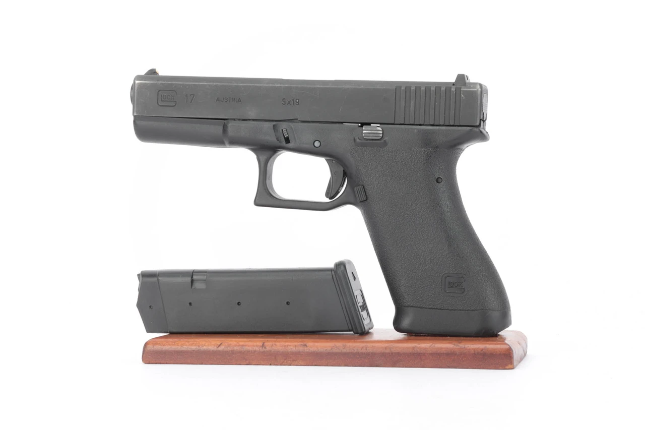 1986 Gen 1 Glock 17 9mm - left side with magazine
