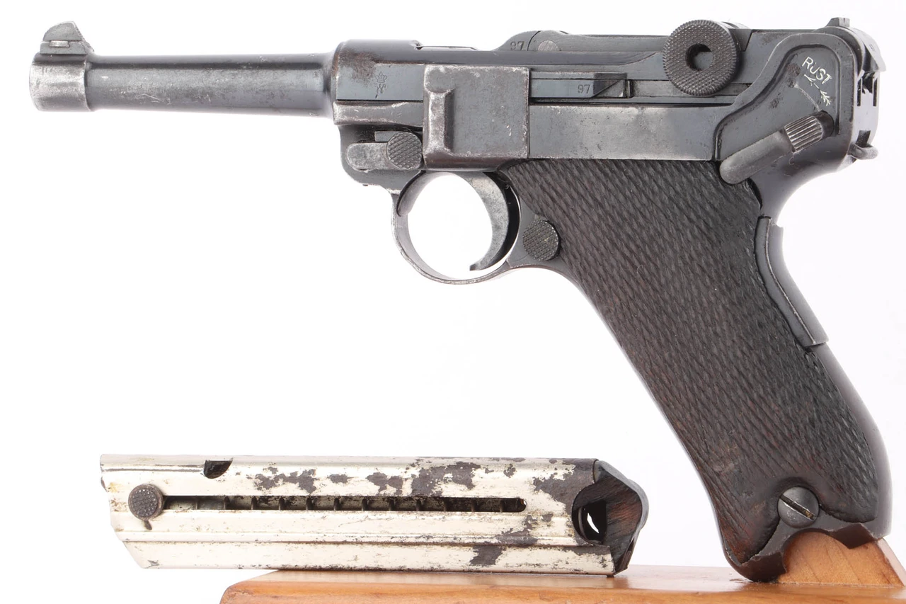 1906 Vickers Luger - Dutch Contract - left side with magazine