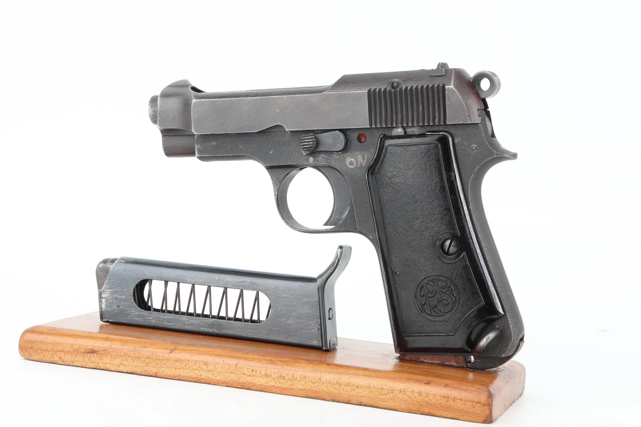 1945 Late War Beretta M1935 - 4UT - left side with magazine