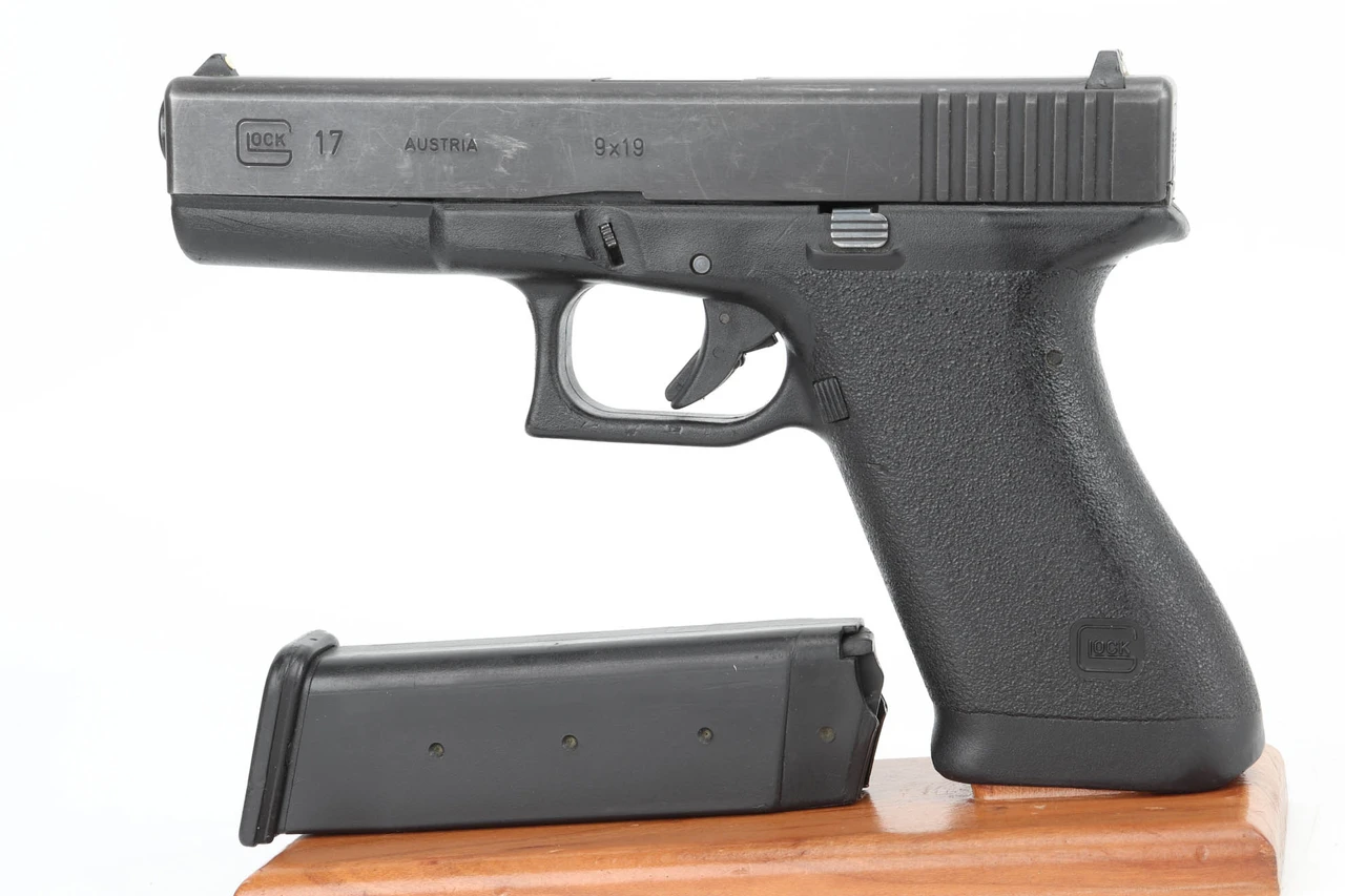 Gen 1 Glock 17 - 1988 Mfg - Left Side with Magazine