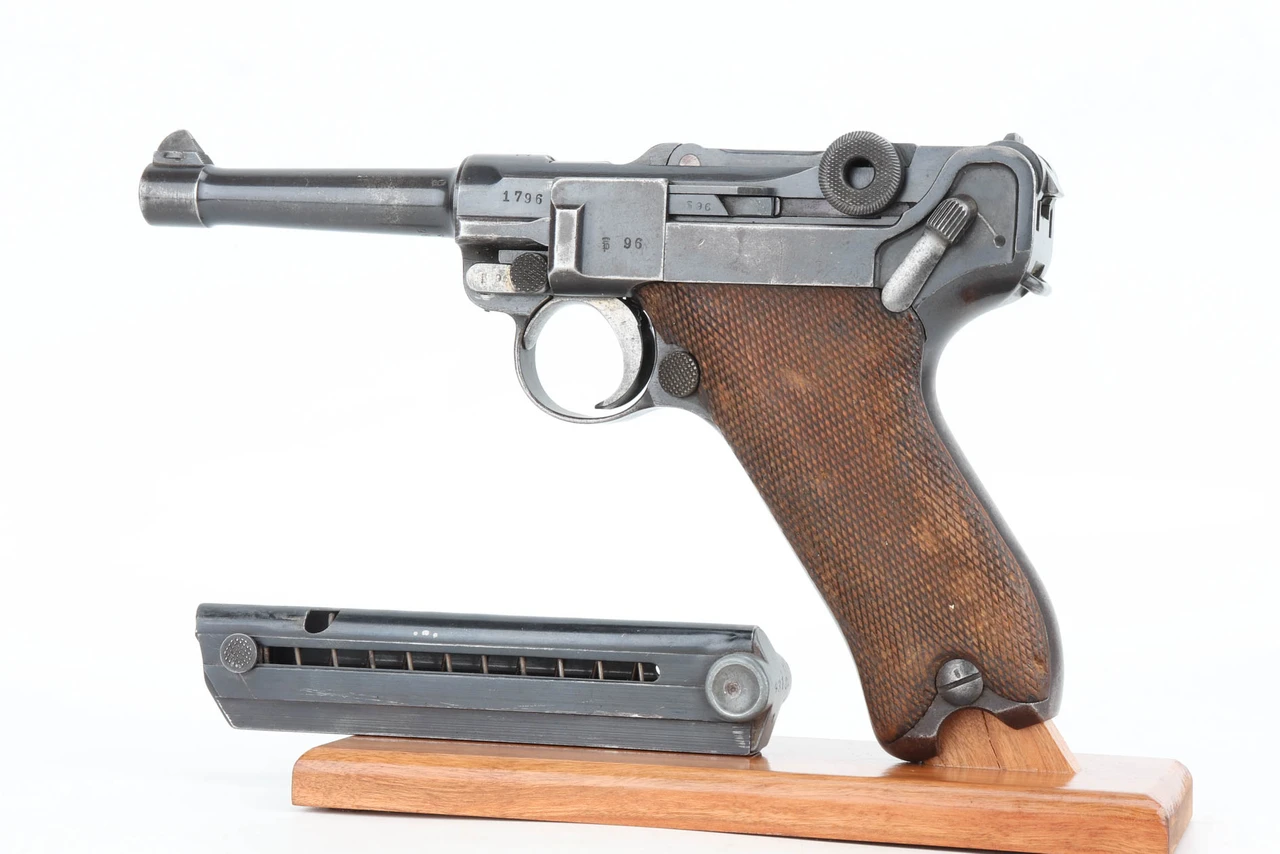 Early 1913 Erfurt Luger 9mm P.08 pistol - left side view with aluminum-bottom magazine