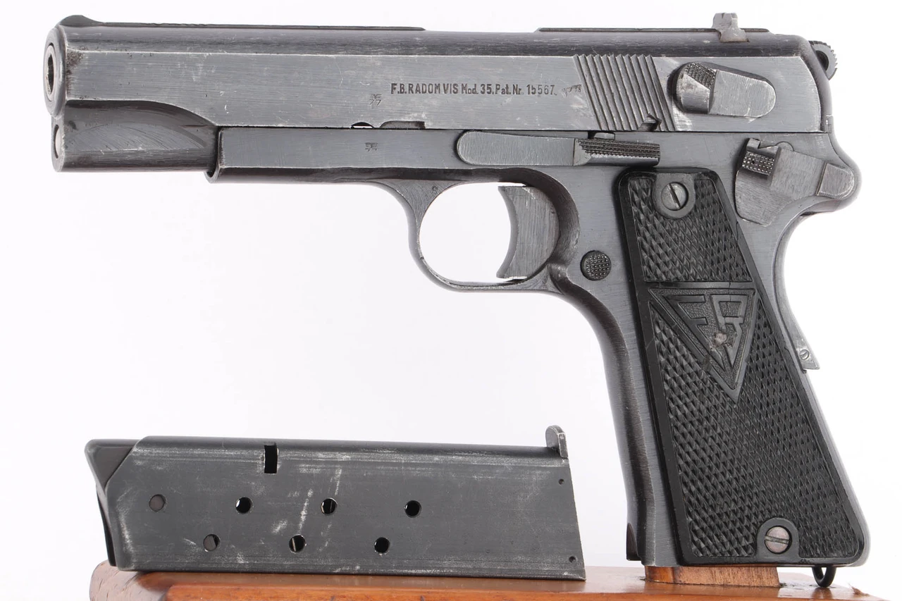German Army Radom VIS 35 3-Lever - left side with magazine